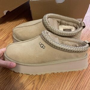 Tazz Mustard Seed UGGS Women Size 9